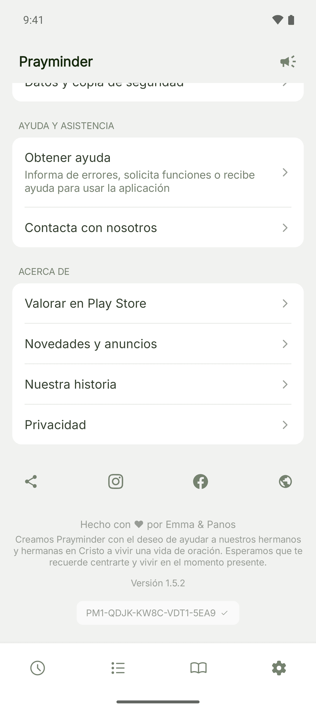 Parte inferior de la pestaña Ajustes con el ID de asistencia visible bajo el número de versión